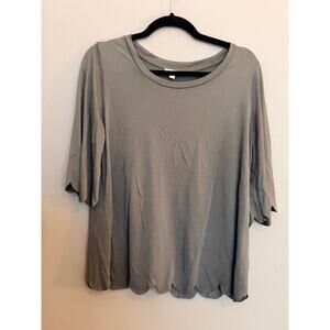 Umgee Scalloped Blouse Women's Gray Short Sleeve Crew Neck Blouse Small EUC
